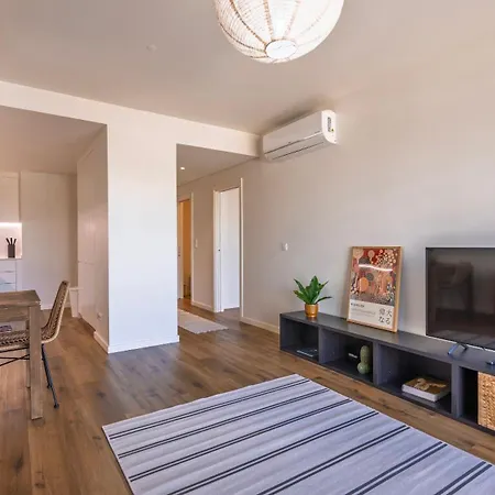Soft Modern Flat With Pool & Gym By Lovelystay Лісабон